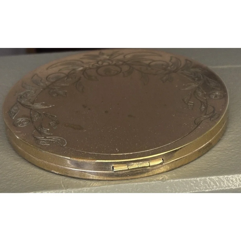 Vtg Large Brass Tone Powder Compact w/Mirror, Puff & Net Engraved Berry Leaf 4